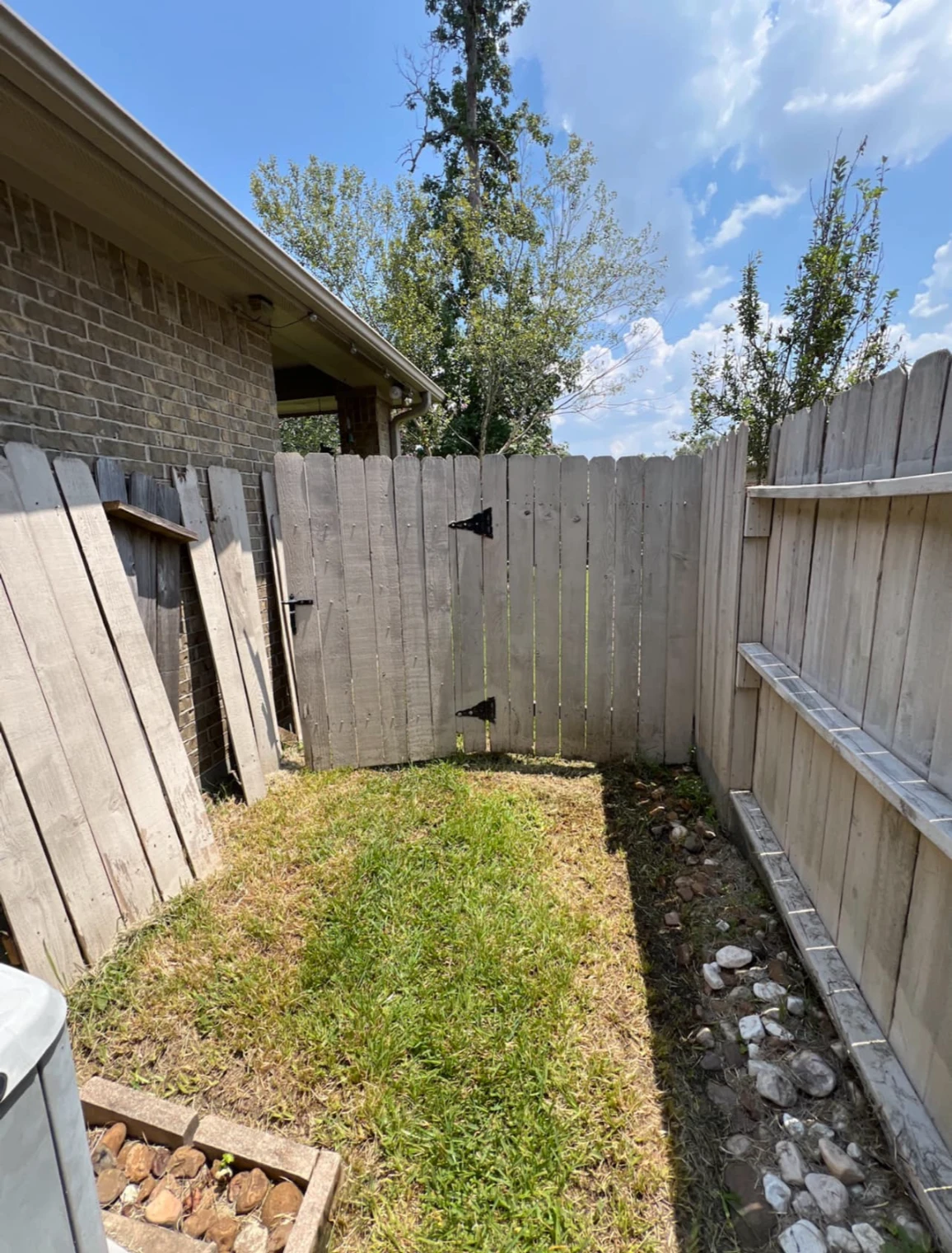fence repair and maintenance services