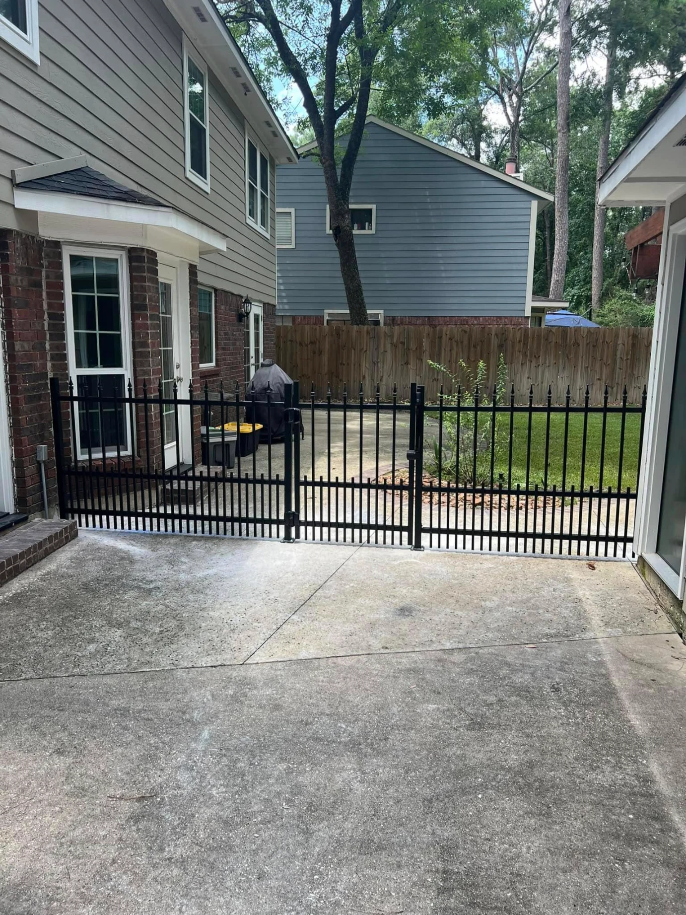 residential wood privacy fence contractor